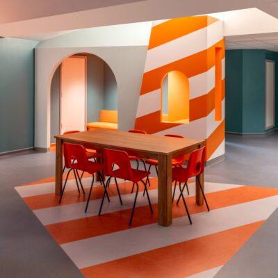 Créer un espace de coworking : espaces communs orange table et chaises