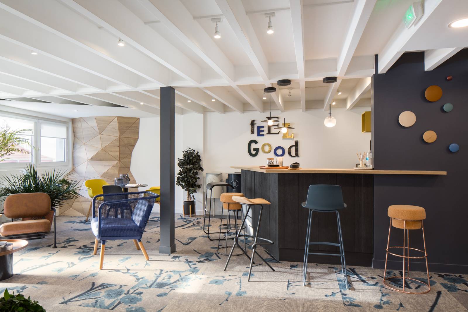 aménagement open space design coloré et confortable