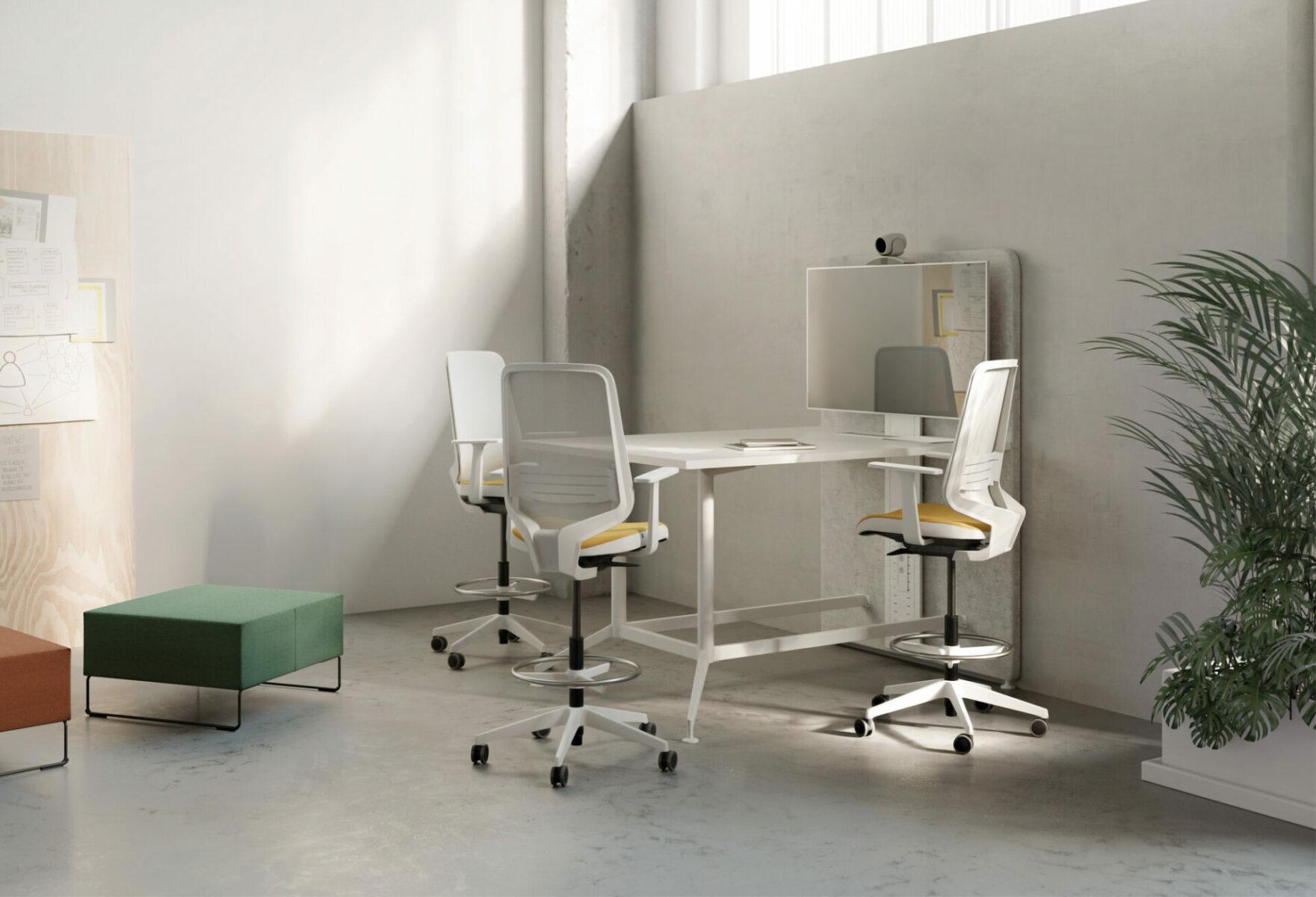 chaises blanches de bureaux ergonomiques contre les TMS 