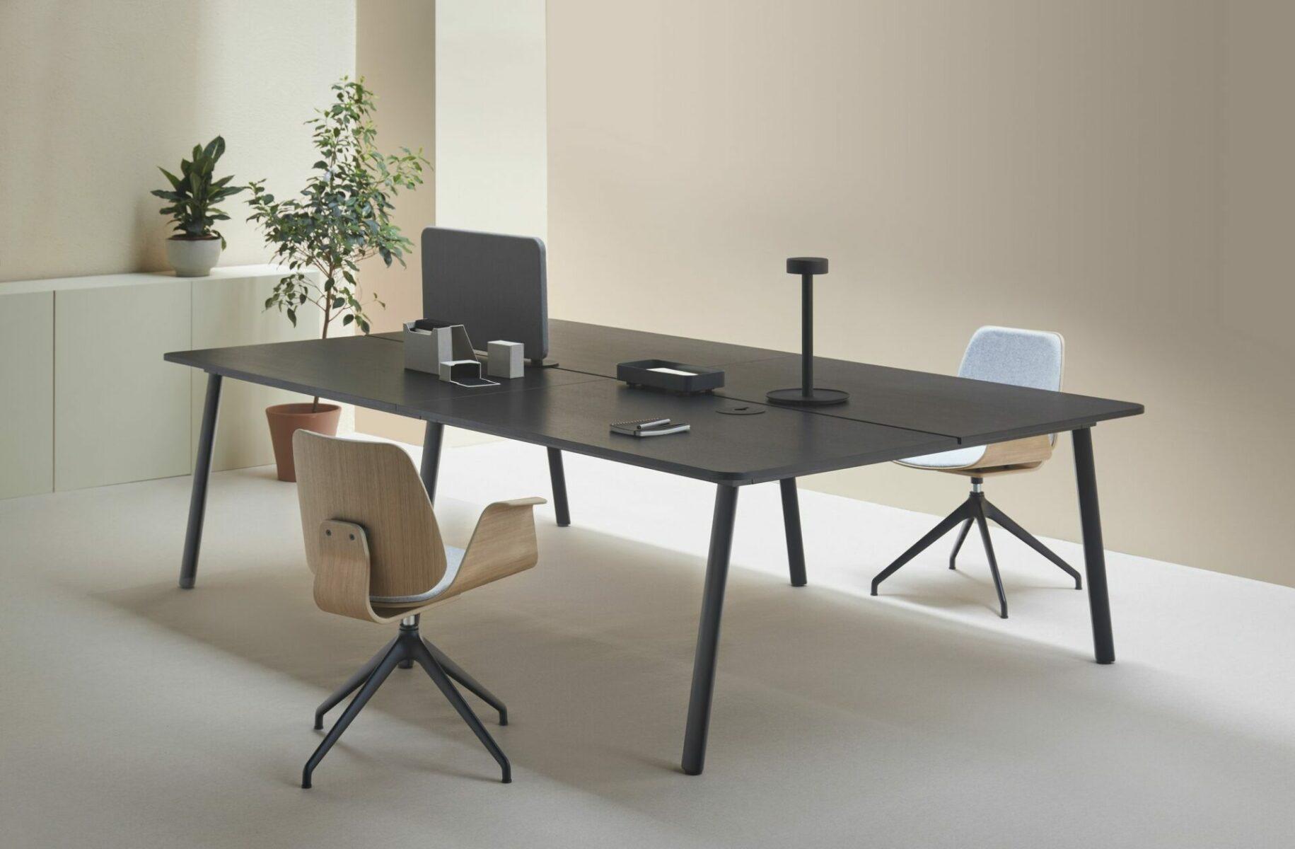 bureaux bench noirs étal modernes avec passe-câbles
