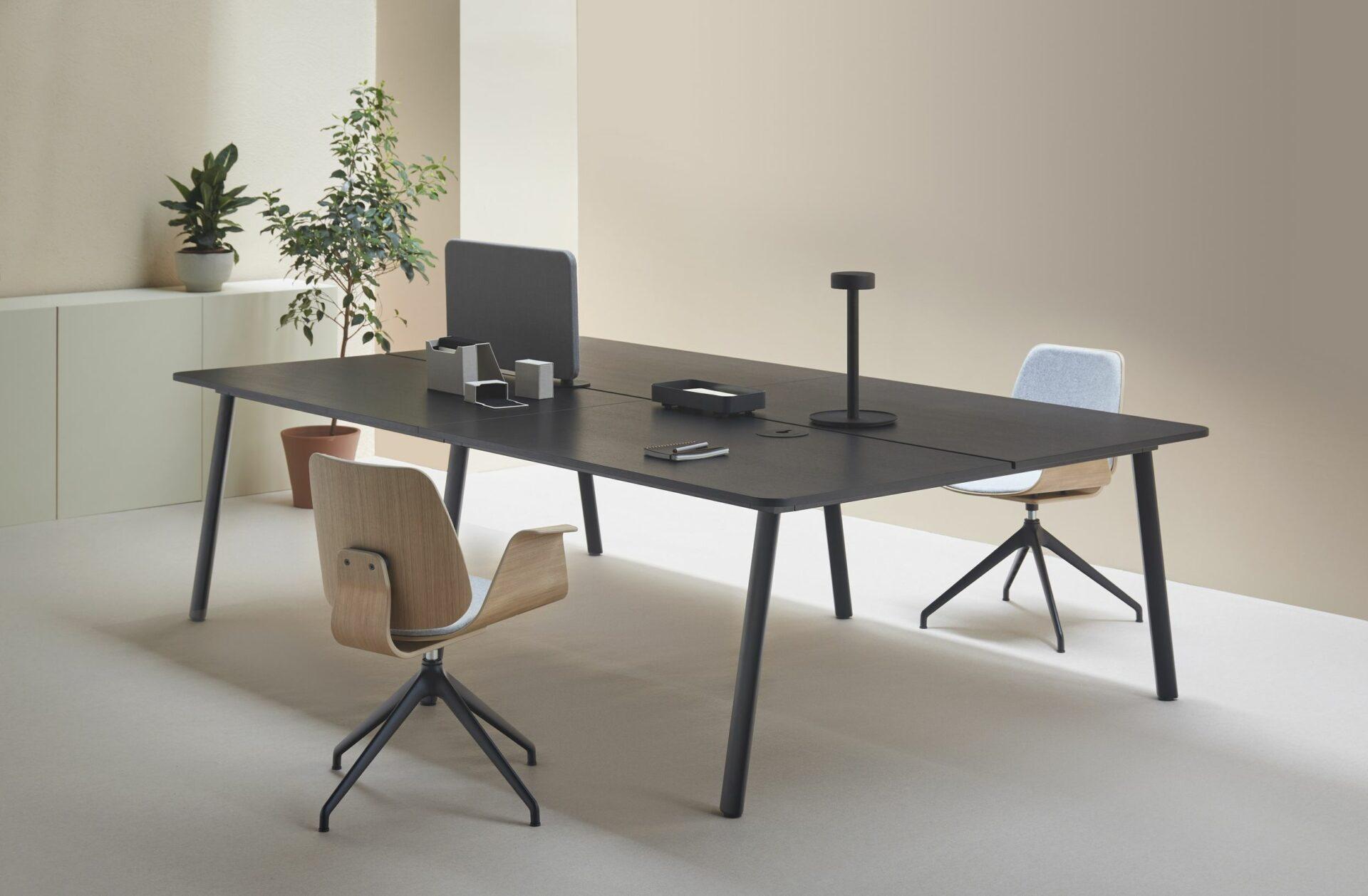 bureaux bench noirs étal modernes avec passe-câbles