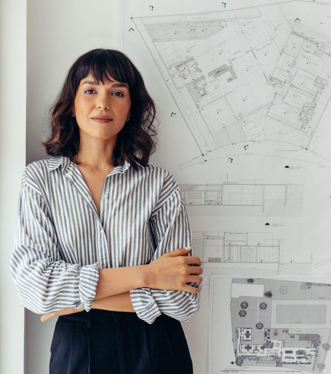 femme architecte spécialiste de plans pour bureaux d'entreprises