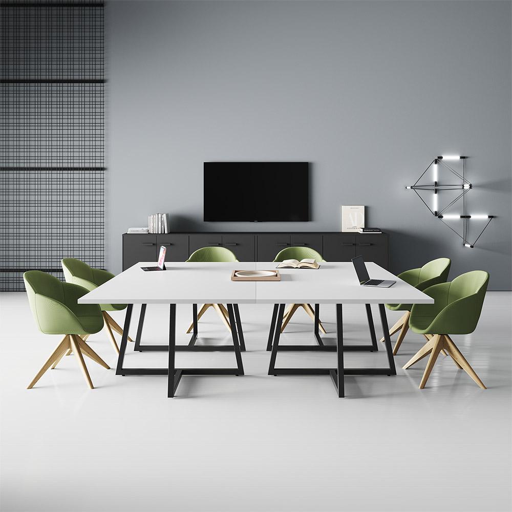 salle de réunion entreprise grande table blanche, écran de projection